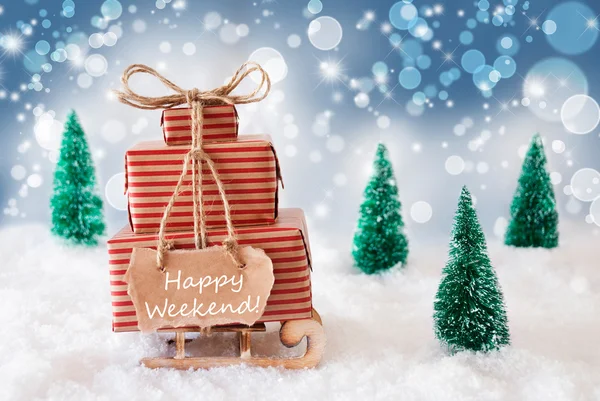 Рождественские сани на голубом фоне, счастливый уикенд — стоковое фото