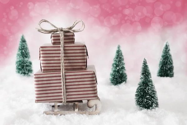 Karácsonyi szán, hó, rózsaszín háttérrel — Stock Fotó