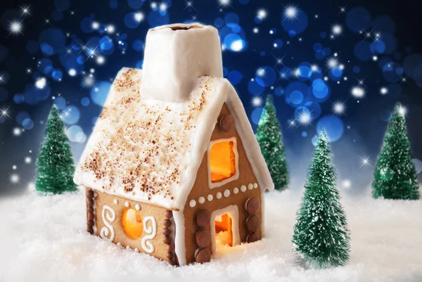 Gingerbread House na śniegu i efekt Bokeh — Zdjęcie stockowe