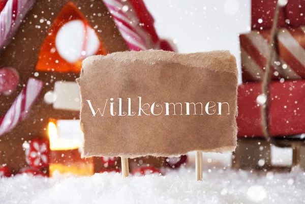 Пряничный домик с санками, снежинками, Willkommen Means Welcom — стоковое фото