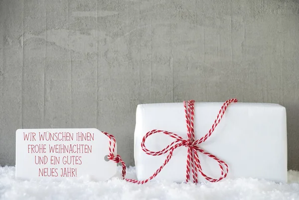 Один подарок, цементный фон, Frohes Neues Jahr означает Новый год — стоковое фото