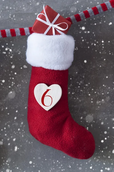 Vertikaler Stiefel mit Geschenk, Zementhintergrund, Nikolaus Tag, Schneeflocken — Stockfoto