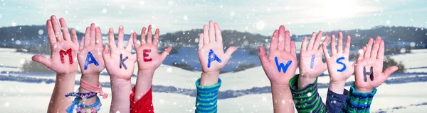 Crianças mãos construindo palavra fazer um desejo, neve fundo de inverno — Fotografia de Stock