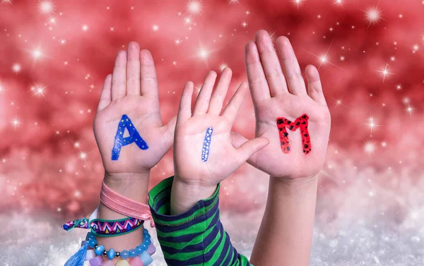 Mani dei bambini costruzione Word Aim, sfondo rosso di Natale — Foto Stock