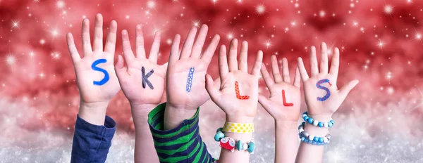 Barn händer bygga Word Skills, röd jul bakgrund — Stockfoto
