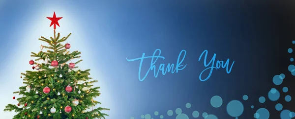 Karácsonyfa dekorációval, kék háttér, szöveg Köszönöm — Stock Fotó