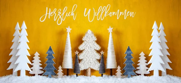 Striscione, alberi di Natale, neve, sfondo giallo, Willkommen significa benvenuto — Foto Stock
