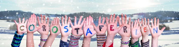 Mains d'enfants, Corostaferien signifie Corona vacances de Pâques, fond d'hiver — Photo