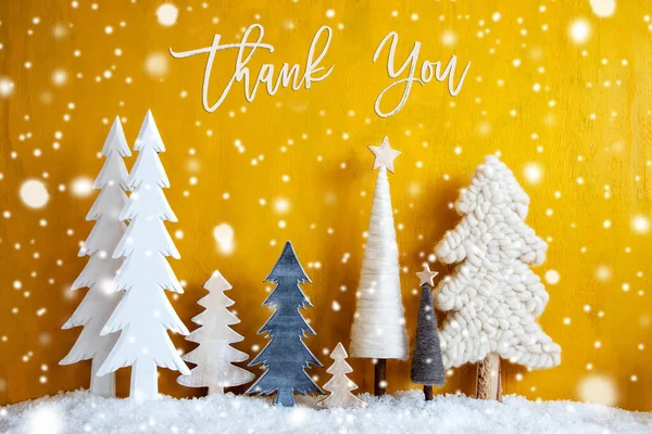 Julgranar, snöflingor, gul bakgrund, tack — Stockfoto