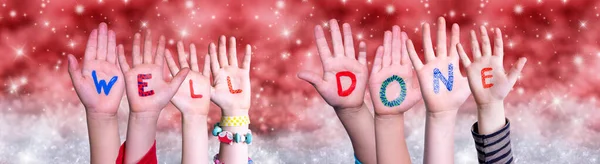 Kinderen handen Building Word Goed gedaan, Rode Kerst Achtergrond — Stockfoto