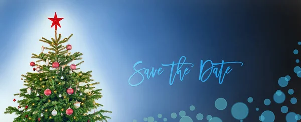 Kerstboom met decoratie, Blauwe achtergrond, Tekst Bewaar de datum — Stockfoto