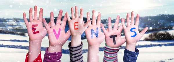 Enfants mains Bâtir des événements Word, fond d'hiver enneigé — Photo