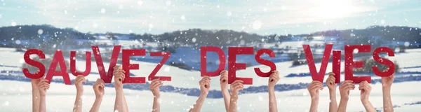 People Hands Holding Sauvez Des Vies Means Save Lives, Snowy Winter Background — Stock Photo, Image