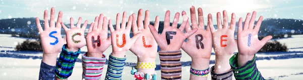 Bâtiment des mains des enfants Schulfrei signifie vacances scolaires, paysages d'hiver — Photo