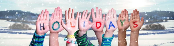 Kinderhände Worturlaube bauen, verschneiter Winter Hintergrund — Stockfoto