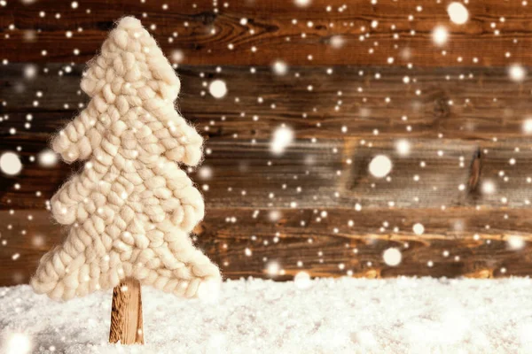 Stoffen Kerstboom, Sneeuw, Kopieerruimte, Sneeuwvlokken, Bruine rustieke achtergrond — Stockfoto