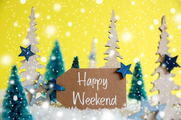 Vánoční stromky, vločky, žluté pozadí, štítek, textový šťastný víkend — Stock fotografie