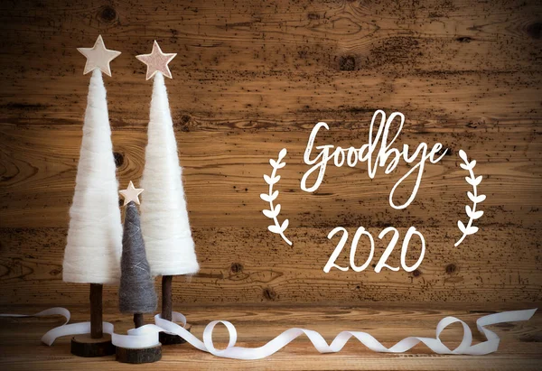 Bílý vánoční strom, Dřevěné pozadí, Text Sbohem 2020 — Stock fotografie