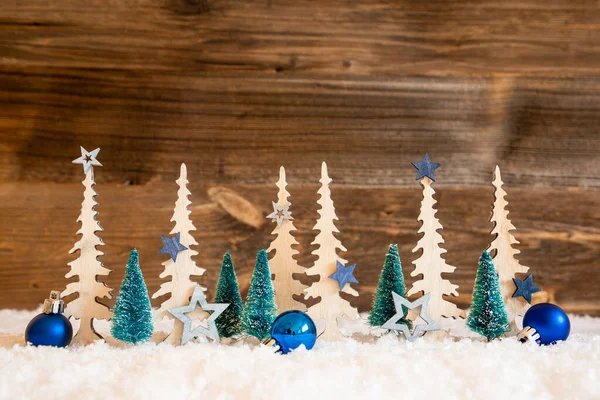 Weihnachtsbaum, Schnee, Blauer Stern, Ball, Kopierraum, Holzhintergrund — Stockfoto