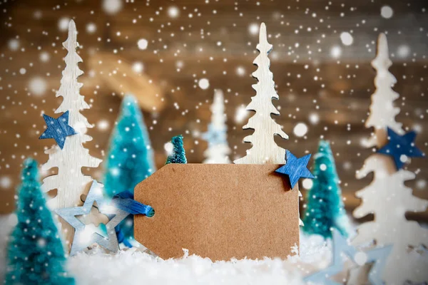 Weihnachtsbäume, Schneeflocken, Holzhintergrund, Etikett, Kopierraum — Stockfoto