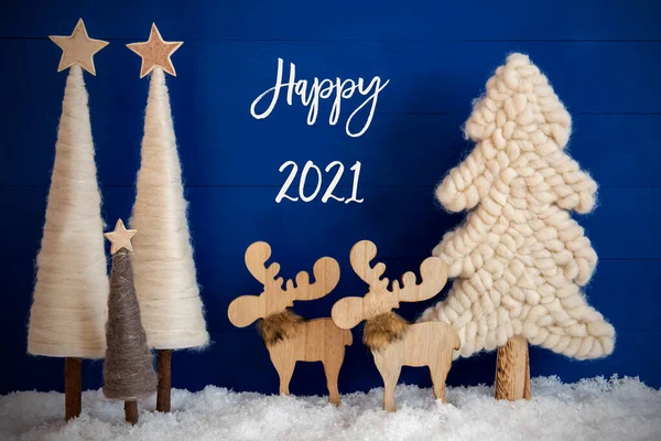 Karácsonyfa, jávorszarvas, hó, szöveg boldog 2021, kék háttér — Stock Fotó