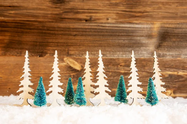 Weihnachtsbaum, Schnee, Holzhintergrund, Kopierraum — Stockfoto