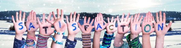 Kinderen Handen Bouwen Woord Tevredenheid, Snowy Winter Achtergrond — Stockfoto
