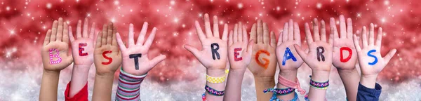 Niños manos construyendo palabras saludos, fondo rojo de Navidad — Foto de Stock