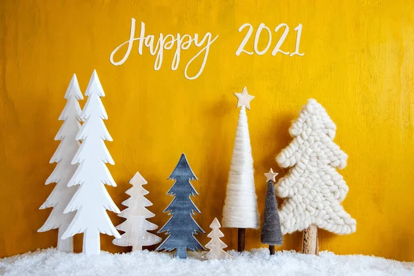 Alberi di Natale, neve, sfondo di legno giallo, felice 2021 — Foto Stock