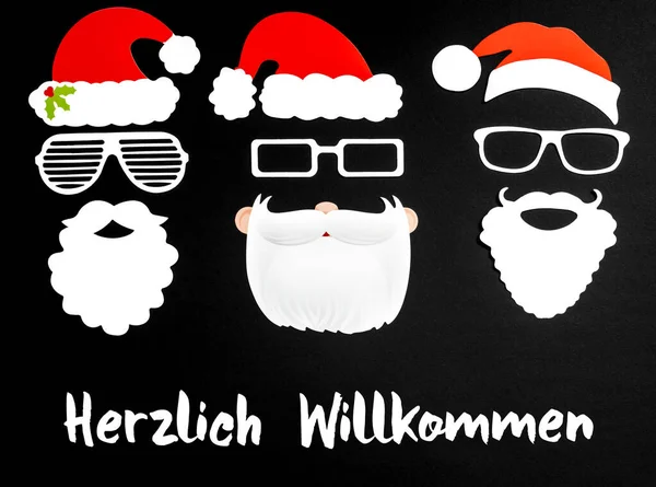 Drei Nikolausmasken aus Papier, schwarzer Hintergrund, Herzlich Willkommen — Stockfoto