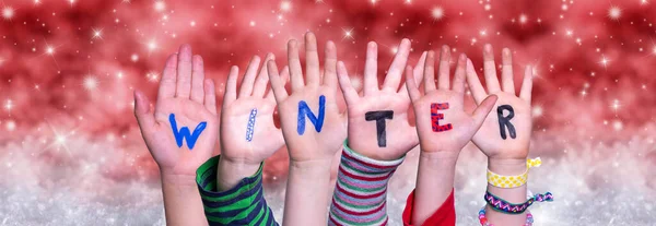 Crianças mãos construindo palavra inverno, fundo de Natal vermelho — Fotografia de Stock