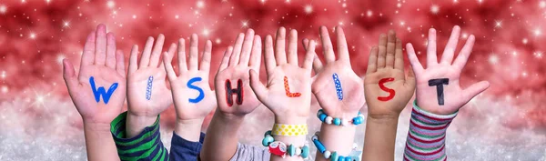Kinderhände basteln Wortwunschliste, roter Weihnachtshintergrund — Stockfoto