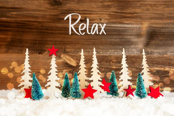 Julgran, Snö, Röd stjärna, Text Relax, Trä bakgrund — Stockfoto