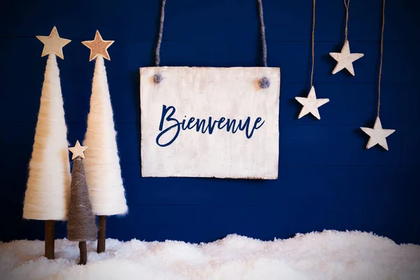 圣诞树、蓝色背景、雪、喜庆意味着欢迎 — 图库照片