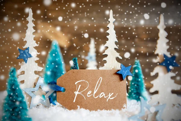 Χριστουγεννιάτικα δέντρα, νιφάδες χιονιού, ξύλινο υπόβαθρο, ετικέτα, κείμενο Χαλαρώστε — Φωτογραφία Αρχείου