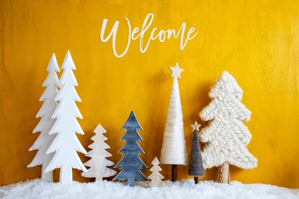 Alberi di Natale, neve, sfondo giallo, benvenuto — Foto Stock