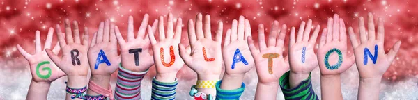 Gratulación de manos de niños significa felicitaciones, fondo rojo de Navidad — Foto de Stock