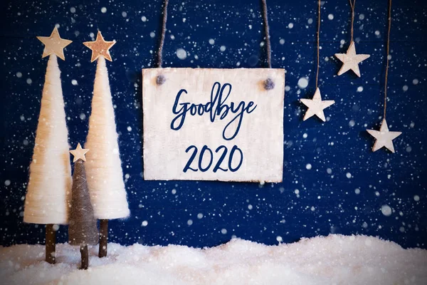 Рождественская елка, синий фон, снег, текст Прощай 2020, снежинки — стоковое фото
