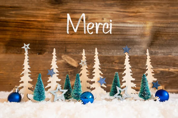 Weihnachtsbaum, Schnee, Blauer Stern, Ball, Merci bedeutet Danke, Holzhintergrund — Stockfoto
