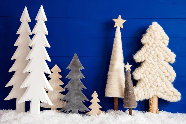 Винтажные рождественские деревья, снег, синий фон, звезда — стоковое фото