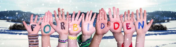Dzieci Ręce Budowanie Słowa Zakazane, Śnieżny tle zima — Zdjęcie stockowe