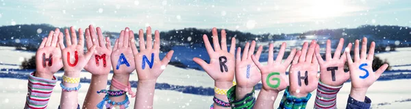 Crianças Mãos Construindo Palavra Direitos Humanos, Inverno nevado fundo — Fotografia de Stock