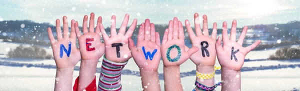 Barn händer bygga Word Network, snöig vinter bakgrund — Stockfoto