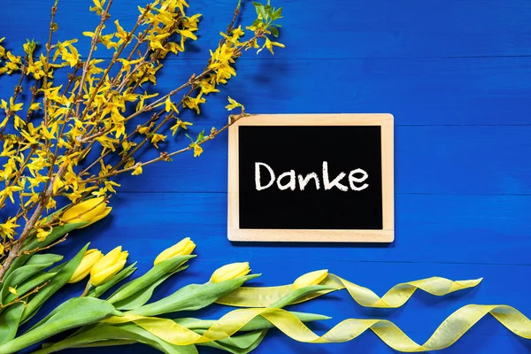 Vårblommor dekoration, gren, svarta tavlan, Danke innebär tack — Stockfoto