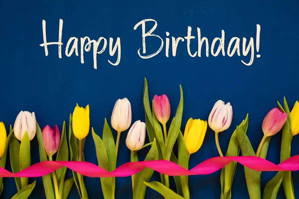 Цветной тюльпан, текст с днем рождения, лента, синий фон — стоковое фото