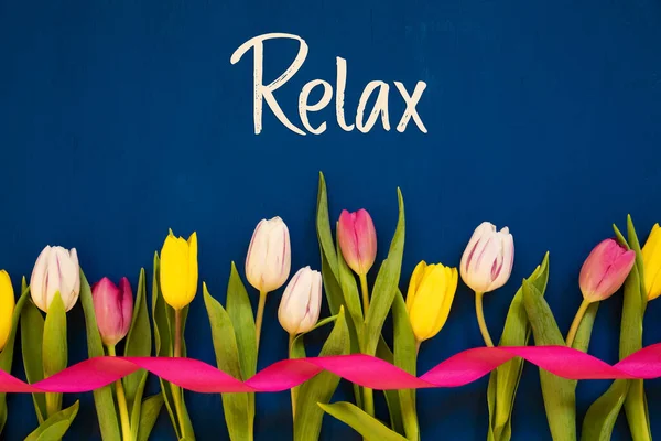 Tulipano colorato, Testo Relax, Nastro, Sfondo blu — Foto Stock