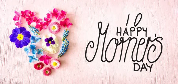 Primavera Flor Florece Corazón, Texto Feliz Día de las Madres —  Fotos de Stock