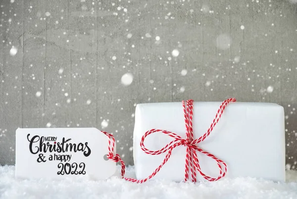 Un regalo de Navidad, nieve, copos de nieve, cemento, Feliz Navidad y un feliz 2022 — Foto de Stock