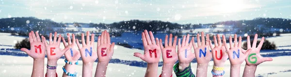 Niños Manos Construyendo Palabra Meine Meinung Significa Mi Opinión, Fondo de Invierno — Foto de Stock