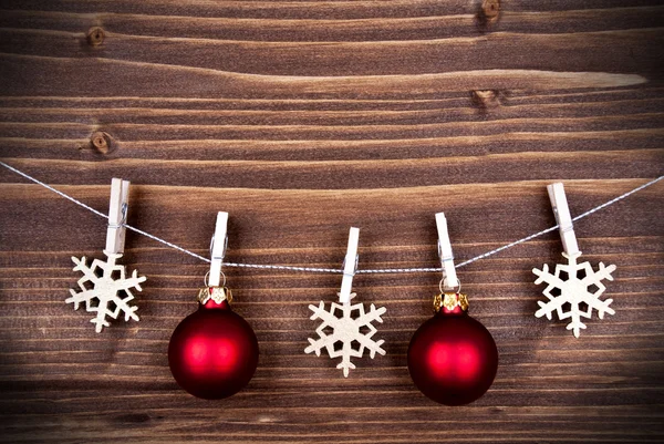 Weihnachtsdekoration auf einer Linie auf Holzgrund — Stockfoto